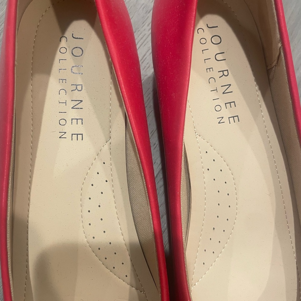Journee Collection Saar Pump Women's Red shoes - Size 10 (medium) - Picture 2 of 4